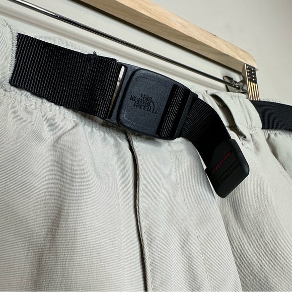 The North Face Women’s Hybrid Shorts - Large - Picture 3 of 7